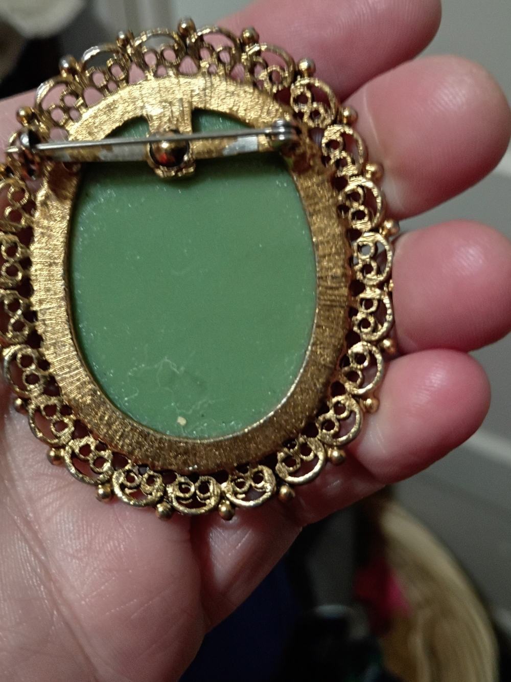 Vintage Green and Ivory Cameo Brooch with Gold Filigree Frame - Picture 2 of 2